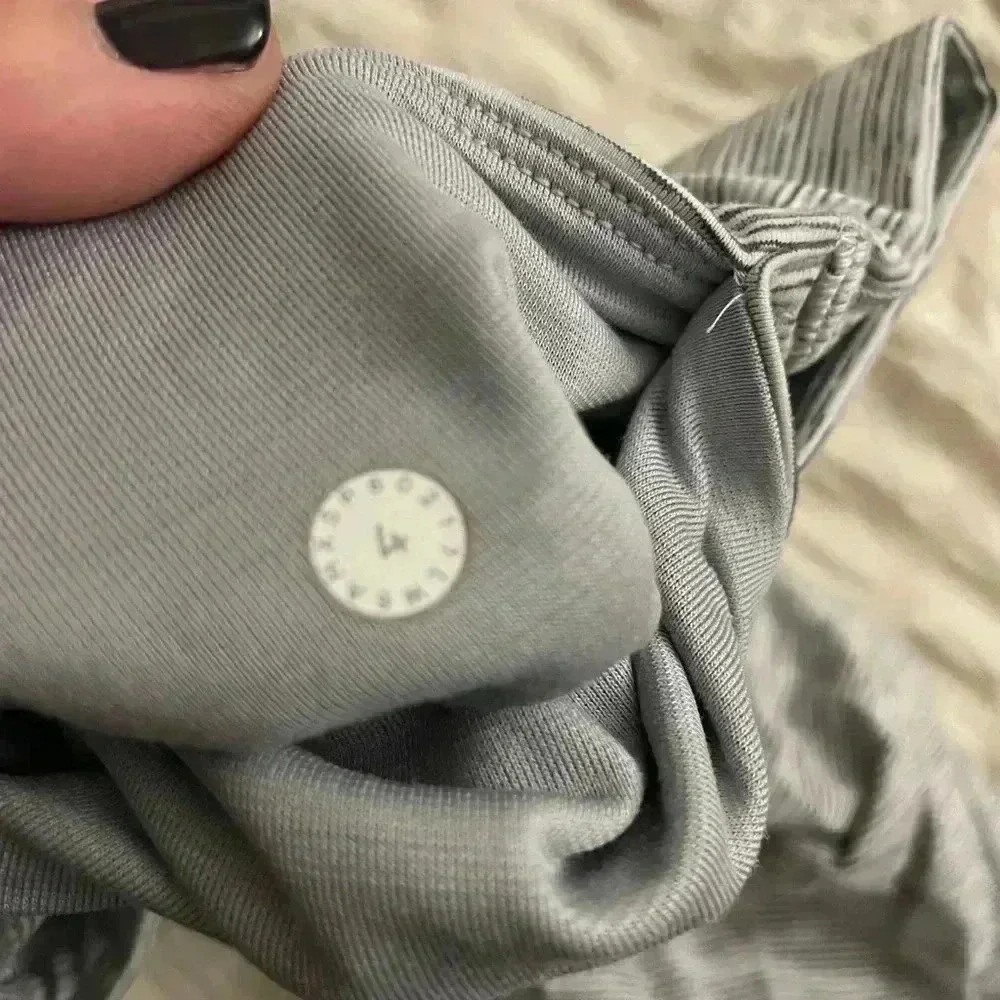 "" Lululemon "" Train Times Gray Leggings, size 4, cropped - Picture 4 of 4